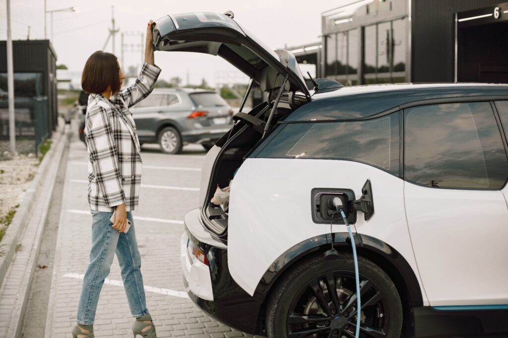 Eletricus e GM anunciam parceria pioneira no Brasil para o lançamento de carregador de carro elétrico portátil inteligente